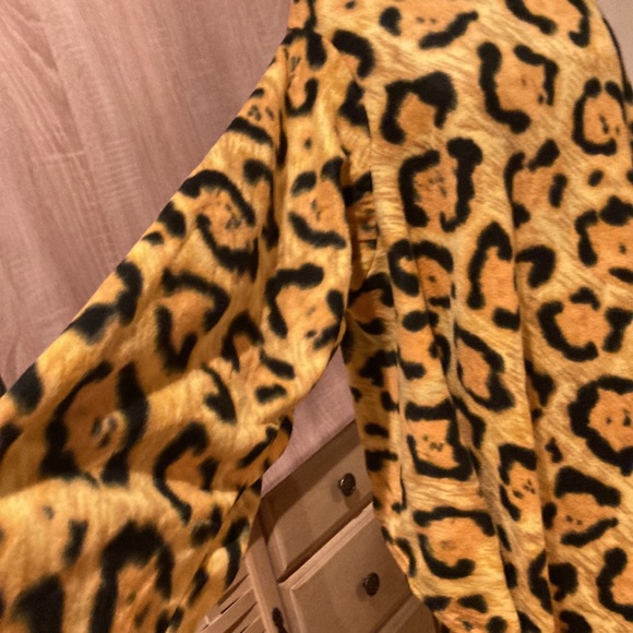 Leopard print Snuggie type blanket - Picture 2 of 3